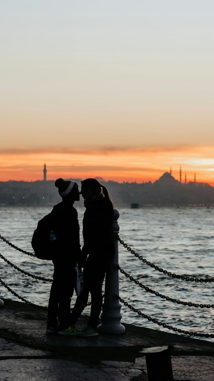 Casal em um momento romântico usado como exemplo de presente LoveLink